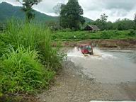 094 -  0708 - dans le 4x4 2 - l'eau ca mouille.jpg